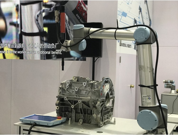 UR機(jī)器人汽車發(fā)動機(jī)螺絲擰緊.jpg